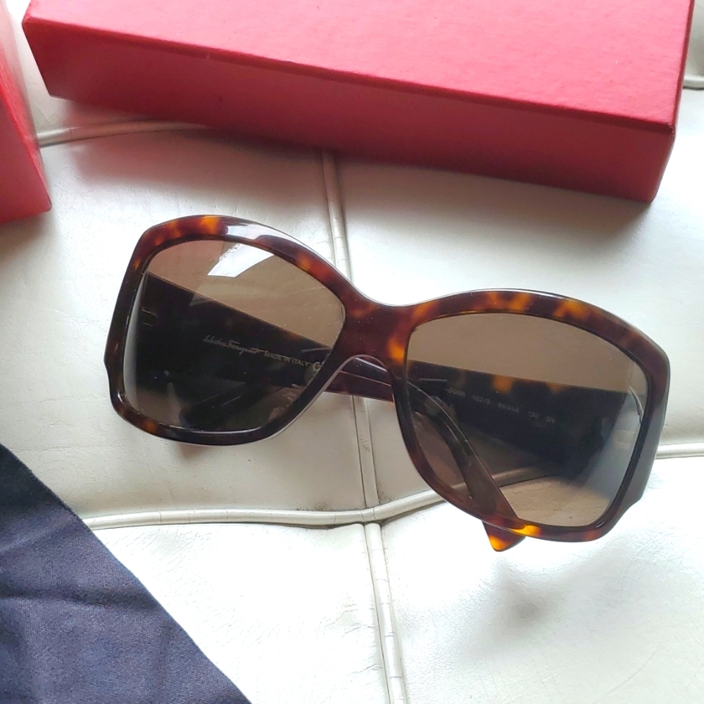 Salvatore Ferragamo FE 2096 color 519/11 Tortoise?